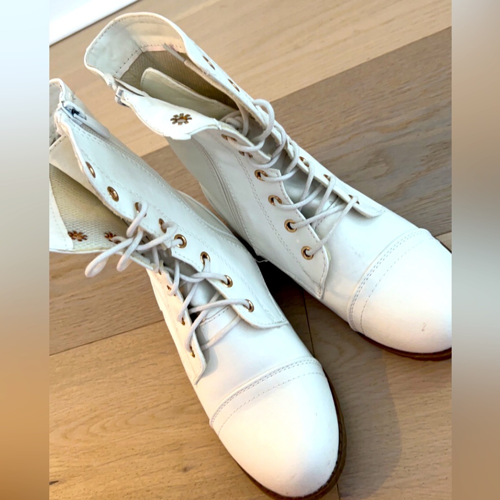 I am selling adorable white boots. They are very trendy and have been worn.